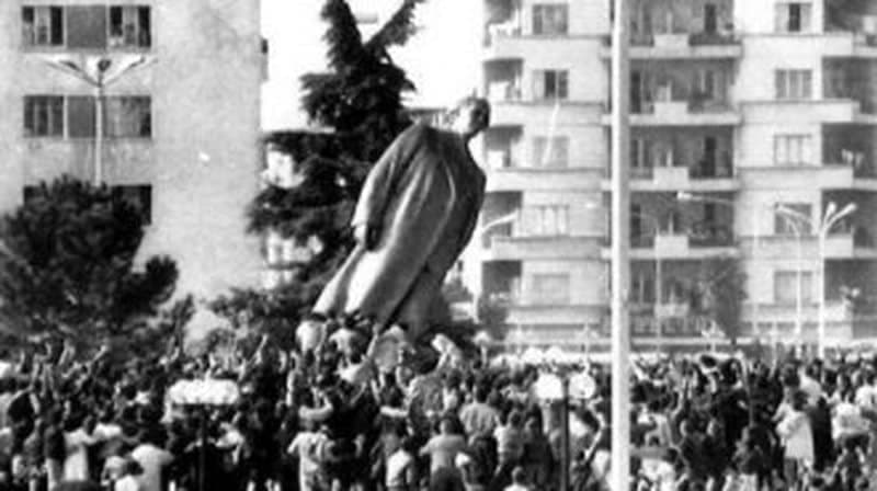 Rrëzimi i bustit të Hoxhës, Basha: Drejtësia s’mund të vijë nga persekutorët! Ndarje nga e shkuara 