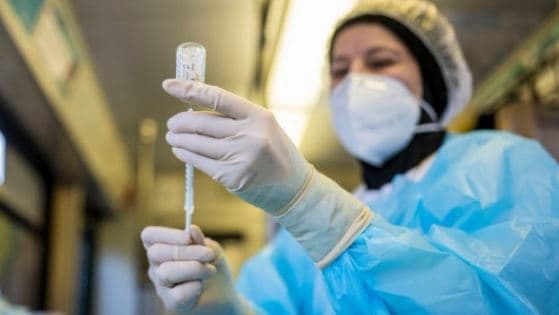 Vaksina kundër Covid zvogëlon rrezikun e sulmit në zemër dhe goditjes në tru