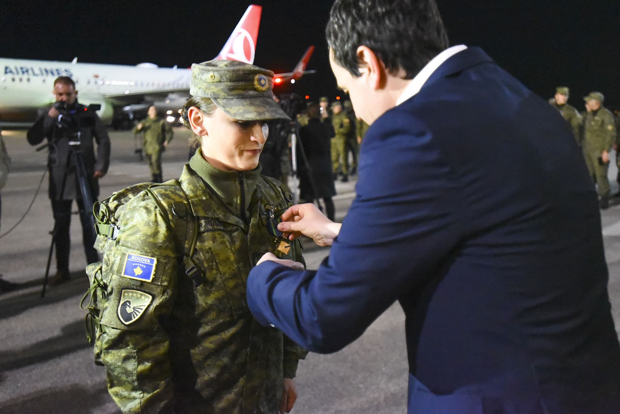 Pjesëtarët e FSK-së kthehen nga operacioni i kërkim-shpëtimit në Turqi, nderohen me medalje nga Kurti