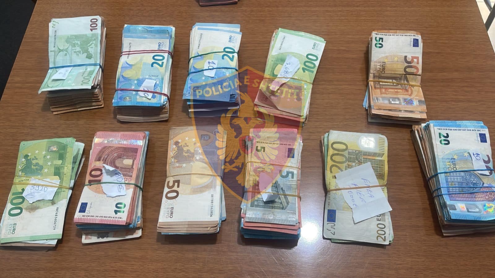 “Linja” zbulon 125 mijë euro të padeklaruara, pranga dy drejtuesve të autobusit Bari-Durrës