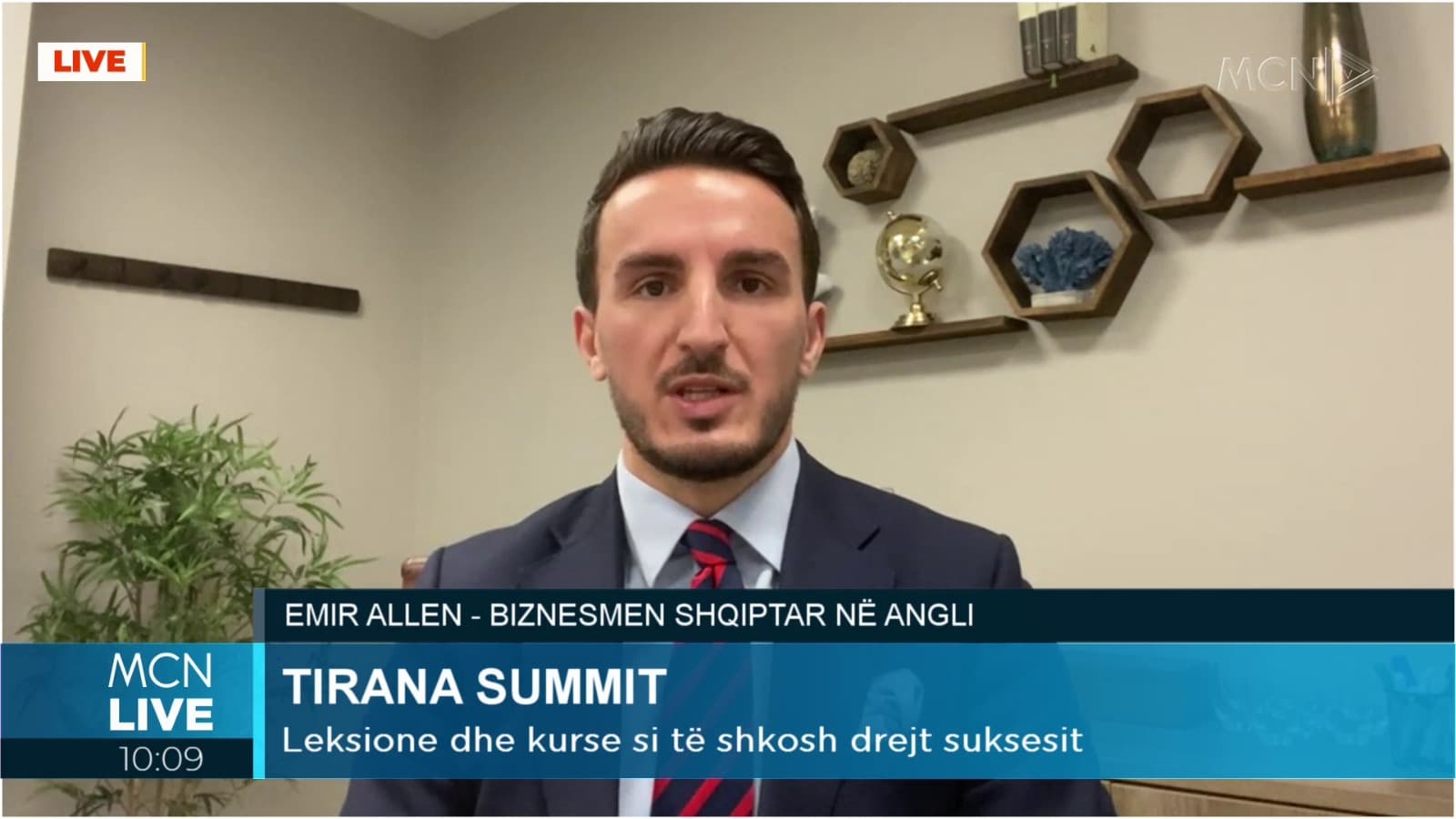 Samiti motivues në Tiranë, Allen: Organizatorët, përfituesit kryesorë! Si të ngresh Enver Hoxhën nga varri që të na mësojë demokracinë (VIDEO)