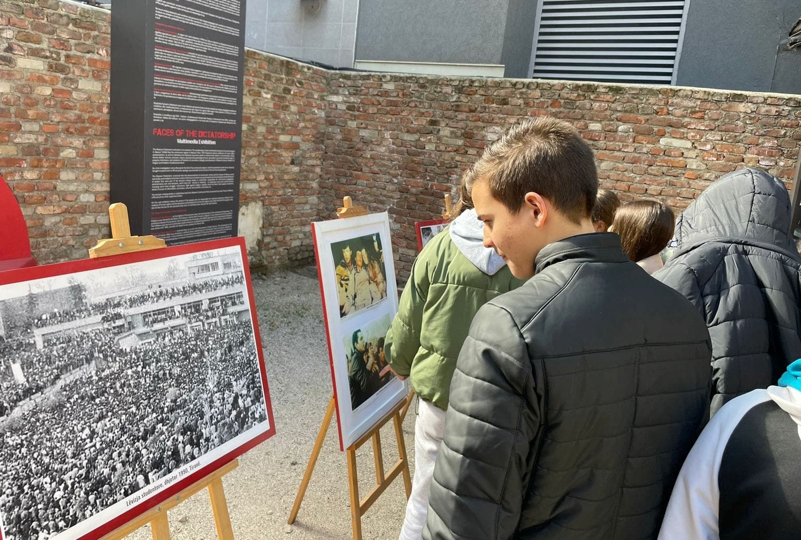 Përkujtimi i 20 shkurtit 1991/ Në Muzeun “Shtëpia me Gjethe” çelet ekspozita “Qëndresa”