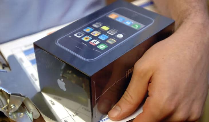 Një iPhone i vitit 2007 shitet për 63,000 dollarë në ankand