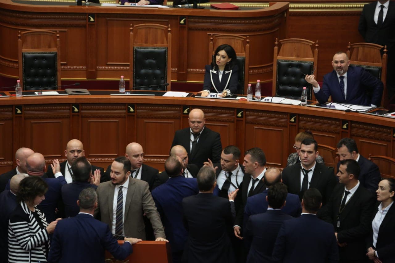 6 deputetë të PD përjashtohen me 10 ditë nga seancat e Kuvendit