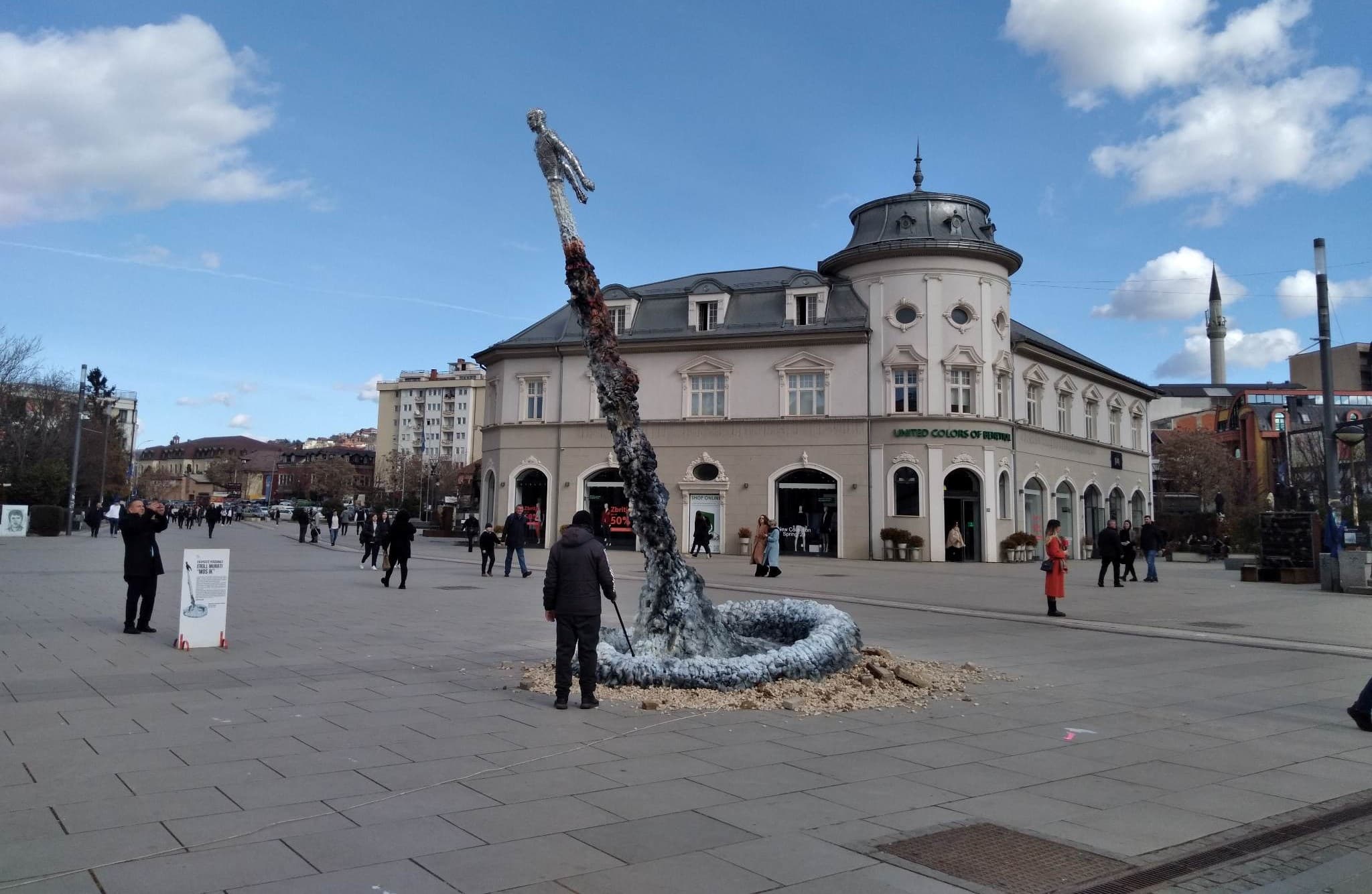 Kundër largimit e të rinjve nga Kosova/ Hapet në Prishtinë ekspozita “Mos ik”