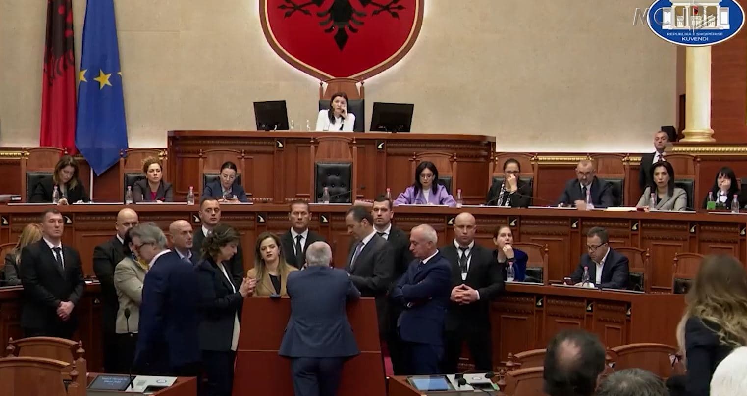 Përjashtohen gjashtë deputetë demokratë. Korreshi: Të enjten sërish protestë në seancë