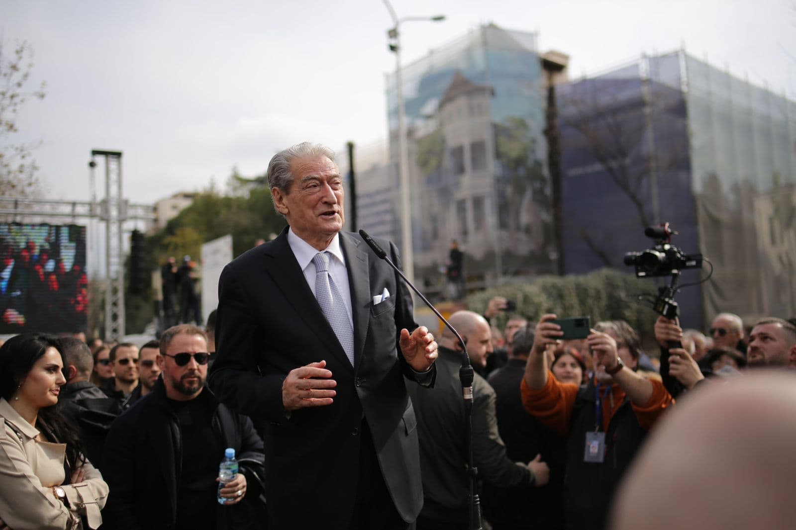 Protesta/ Berisha: Parlamenti i pushtuar nga krim-ministri Rama dhe banda e tij. Pengojnë komisionet hetimore, do dalin më të të zinj se zifti!