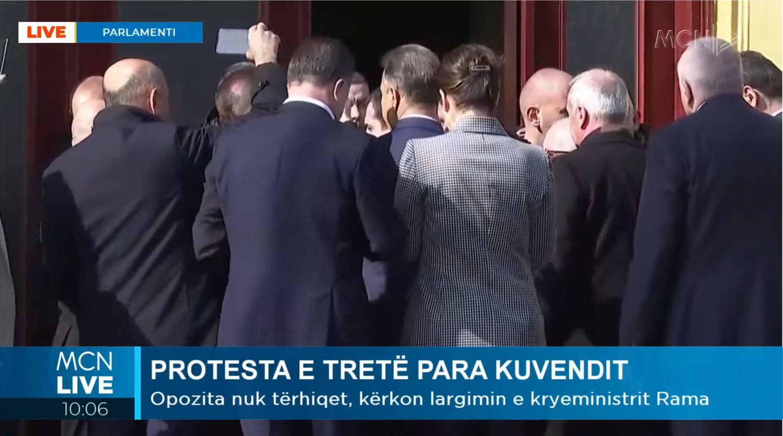 Deputetët e PD të përjashtuar tentojnë të futen në parlament