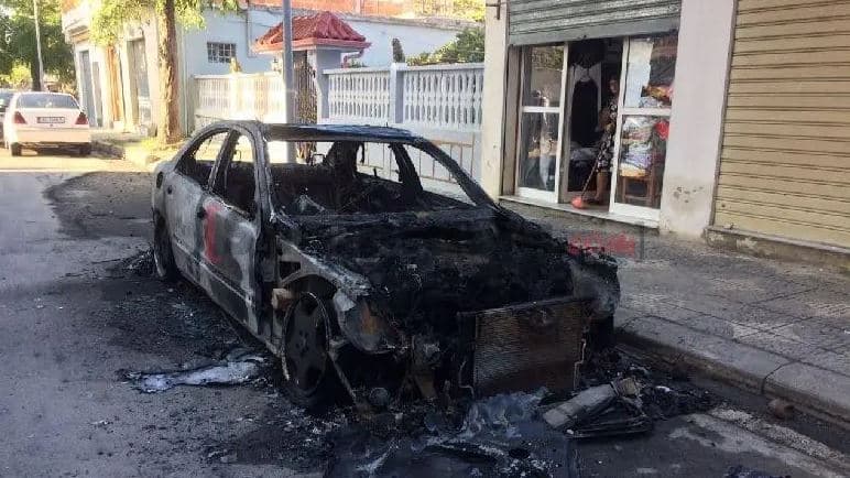 Digjet gjatë natës një makinë në Korçë
