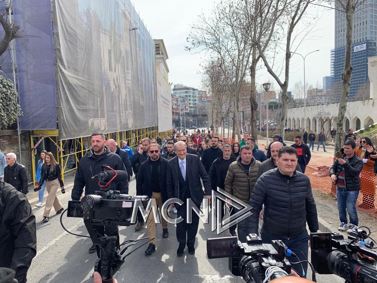 Berisha dhe Meta i bashkohen protestës para Kuvendit (FOTO)