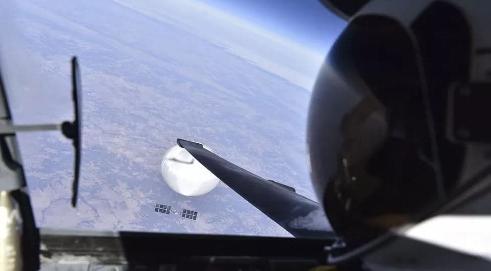 Imazhi tregon pilotin amerikan duke fluturuar mbi “balonën spiune kineze”