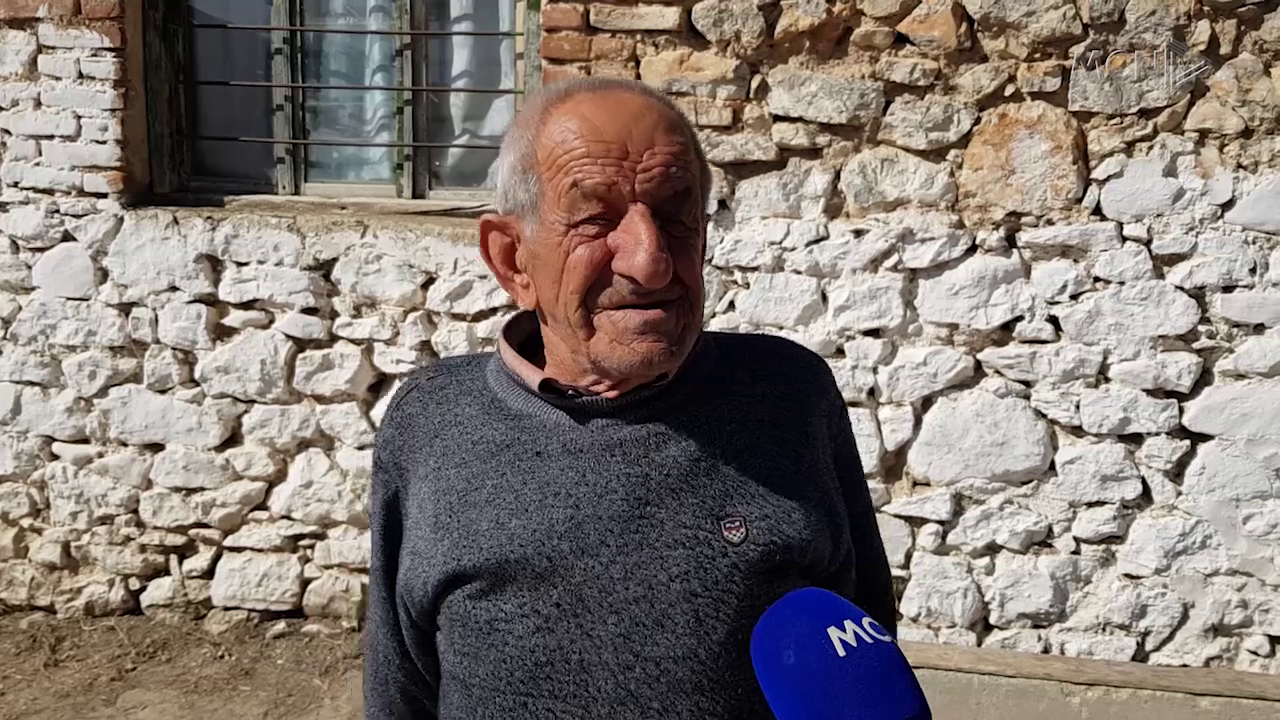 Korçë, fermerët hedhin mollët në kanal (VIDEO)