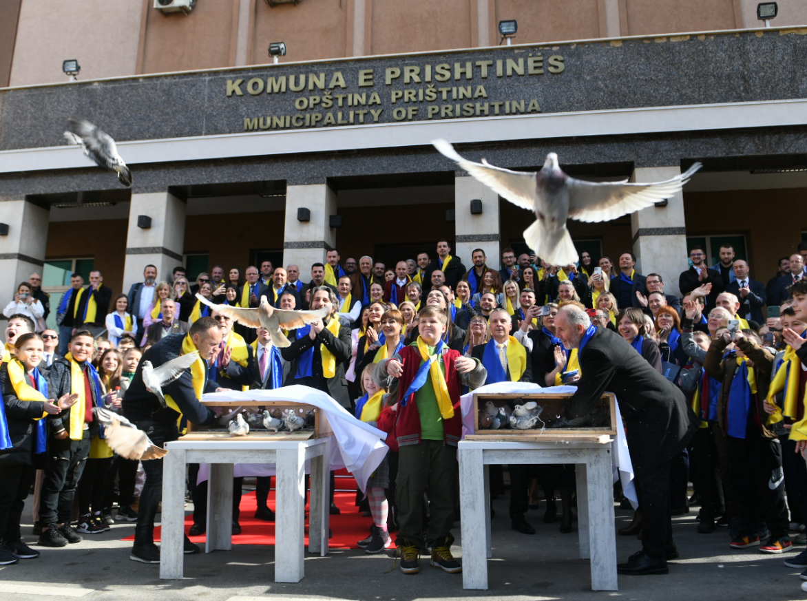    1 vjetori i pushtimit rus/ Lëshohen pëllumba nga Prishtina për solidarizim me paqen në Ukrainë