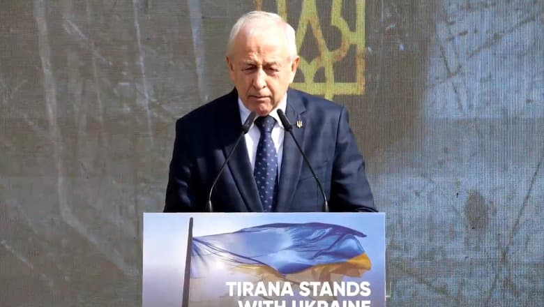 Përvjetori i luftës, manifestim në Tiranë/ Shkurov: Ukraina është e mbuluar me gjak, por lufton për nder dhe liri!