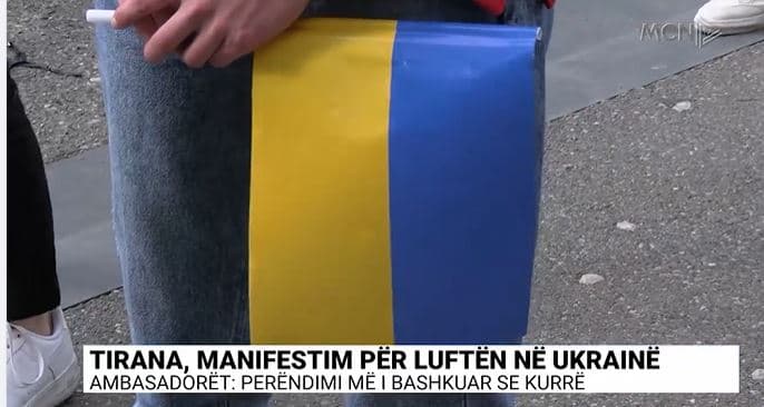 Tirana, manifestim për luftën në Ukrainë. Ambasadorët: Perëndimi më i bashkuar se kurrë