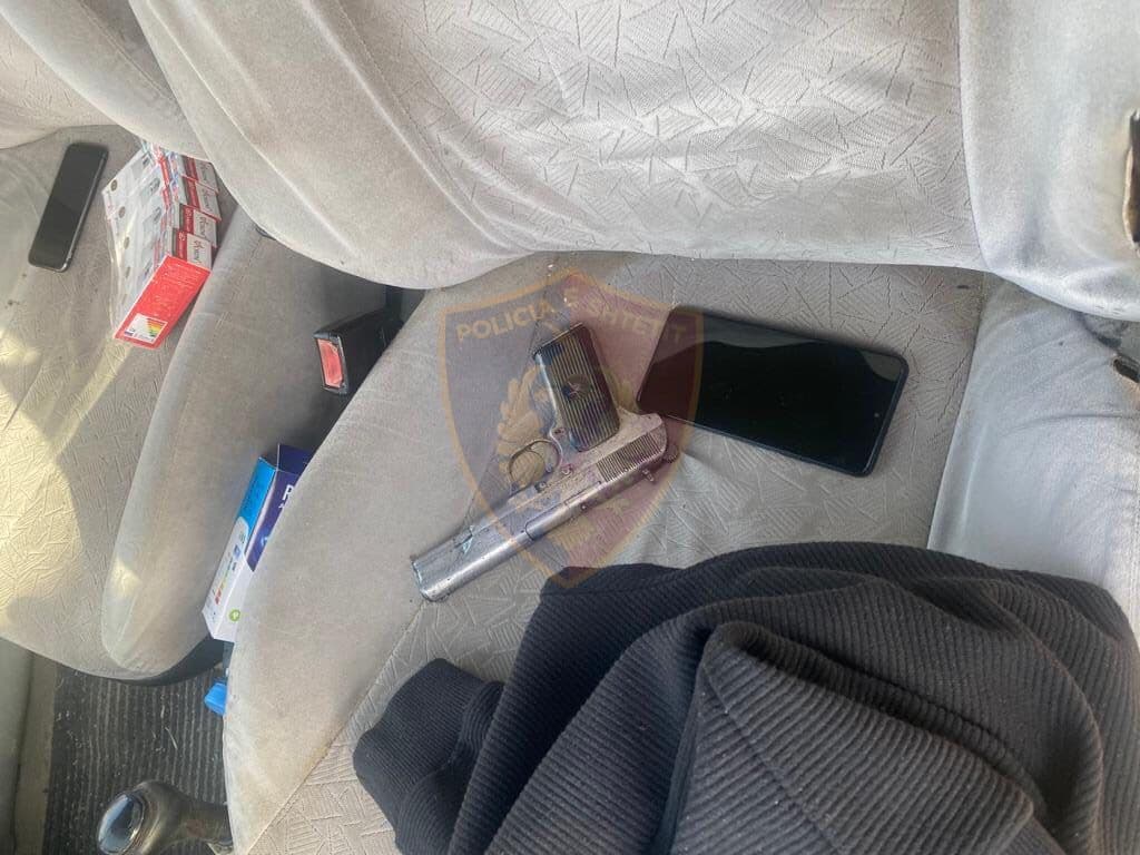 Me armë në makinë manovron duke rrezikuar policinë, pranga të riut në Durrës, në kërkim një tjetër