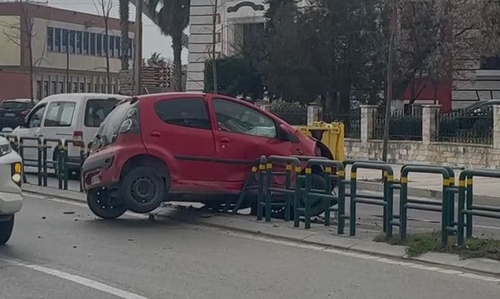 Humb kontrollin e mjetit dhe përplaset me barrierat, plagoset drejtuesi