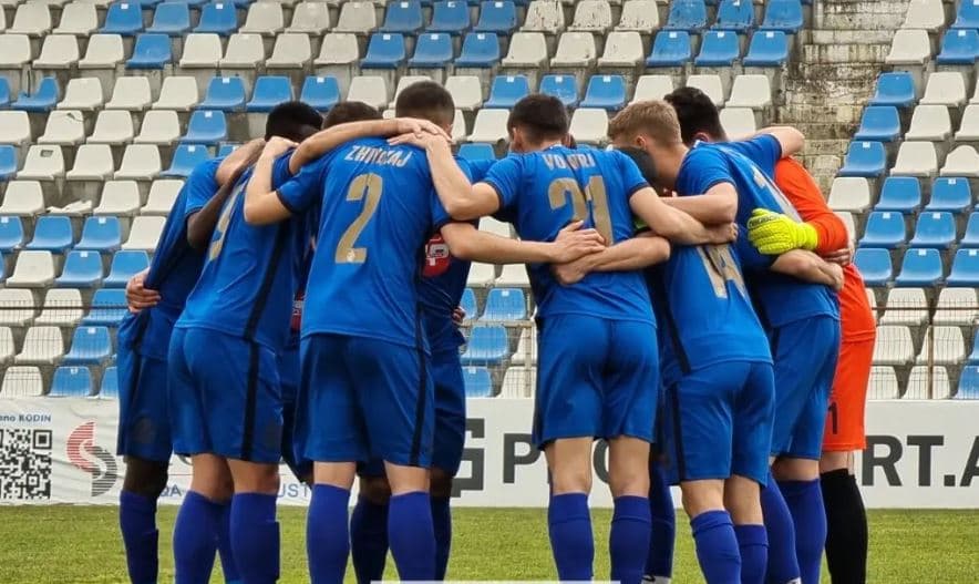 Dinamo humb kryesimin, Tomori triumfon ndaj kryeqytetasve