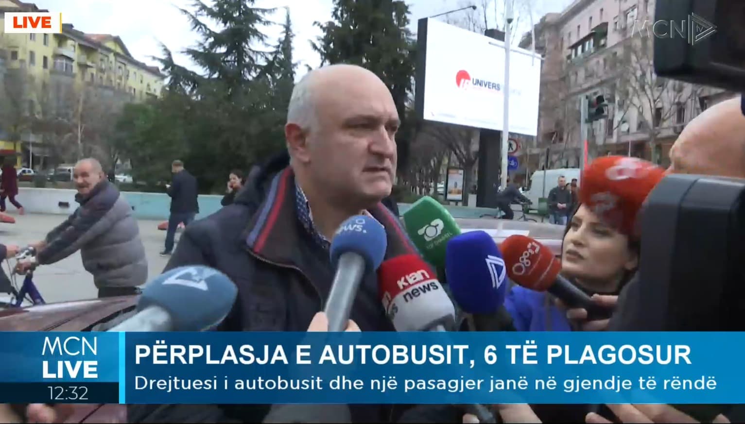 E përplasi autobusi, drejtuesi: Ishte semafor i kuq kur goditi makinën pas, fat që frenova