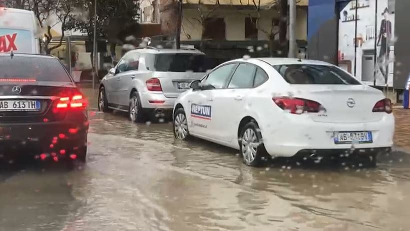Pak minuta shi përmbytin disa zona në Lezhë