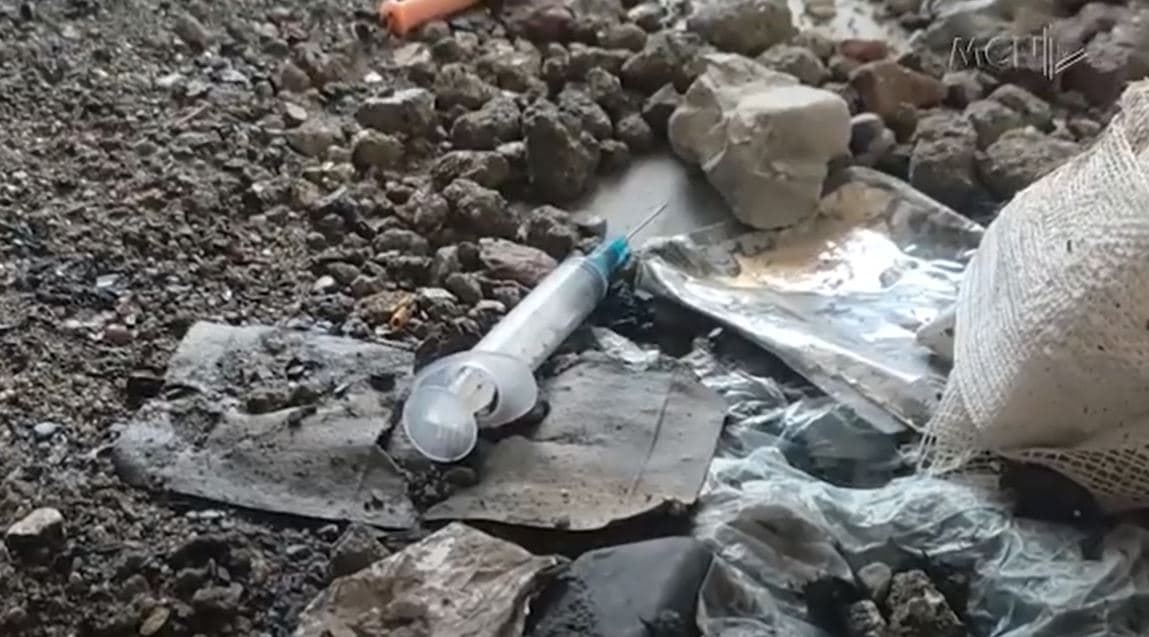 Stacioni i trenit, strehë për të droguarit/ Elbasan, banorët e zonës: Kemi frikë të dalim në rrugë (VIDEO)
