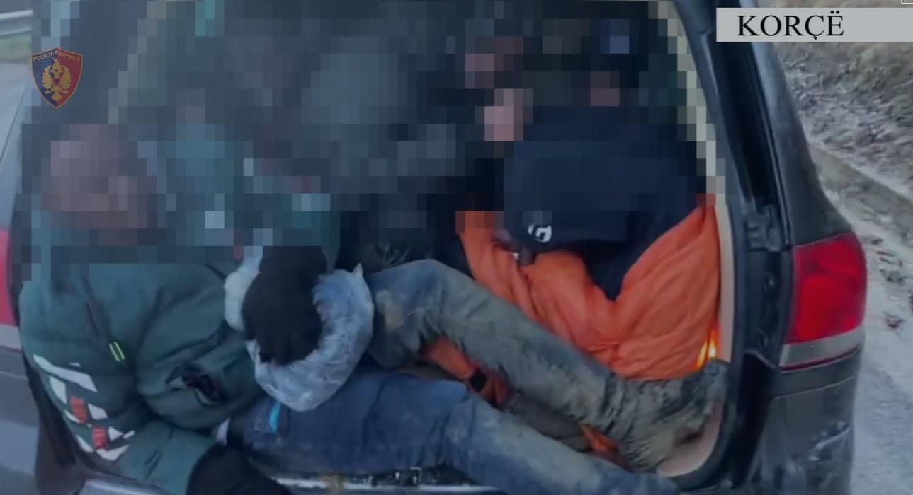Vëllai sinjalizonte për policë, i dehuri në timon transportonte 13 emigrantë, të dy në pranga