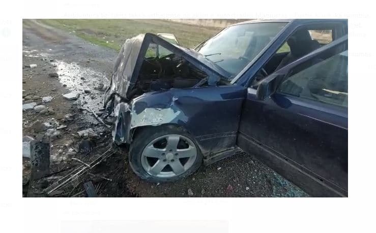 Makina del nga rruga dhe përplaset me murin, vdes shoferi