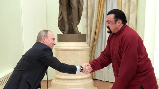 Vladimir Putin dekoron aktorin amerikan Steven Seagal