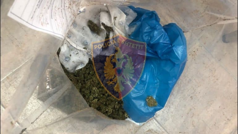 Emri/ Sekuestrohen 1.4 kg kanabis në Vlorë, arrestohet 50-vjeçari