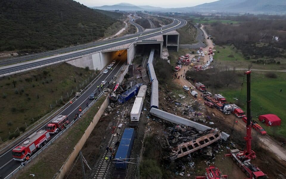 Aksidenti tragjik në Greqi, pamjet tronditëse që tregojnë rrënojat e përplasjes së trenit