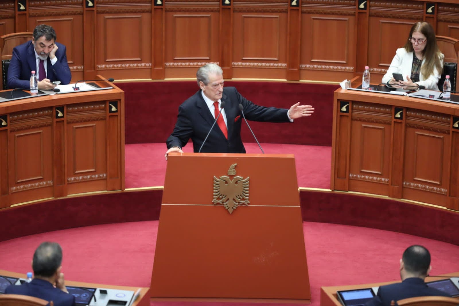 Berisha-Ramës: Ke kryer krim! Do përfundosh te McGonigal, do kesh të njëjtin fat si tradhtar i kombit