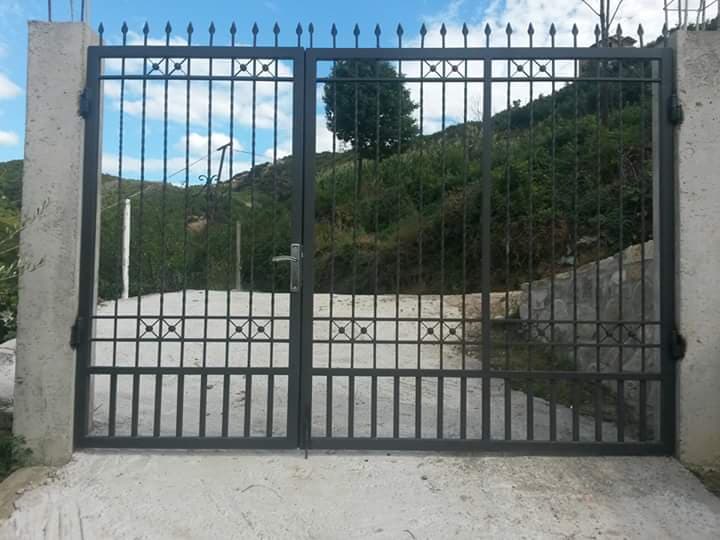 I bie sipër porta e banesës së kushëririt, humb jetën i moshuari në Lushnjë