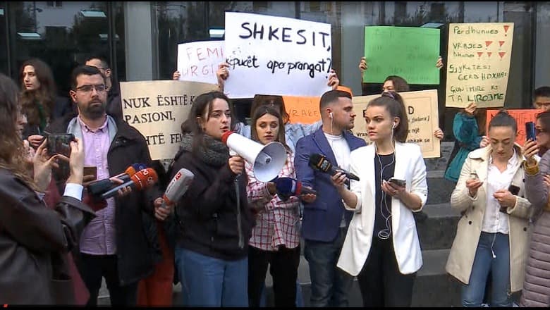 Vrasja e tre grave në Tiranë/ Qytetarët protestojnë para Ministrisë së Drejtësisë