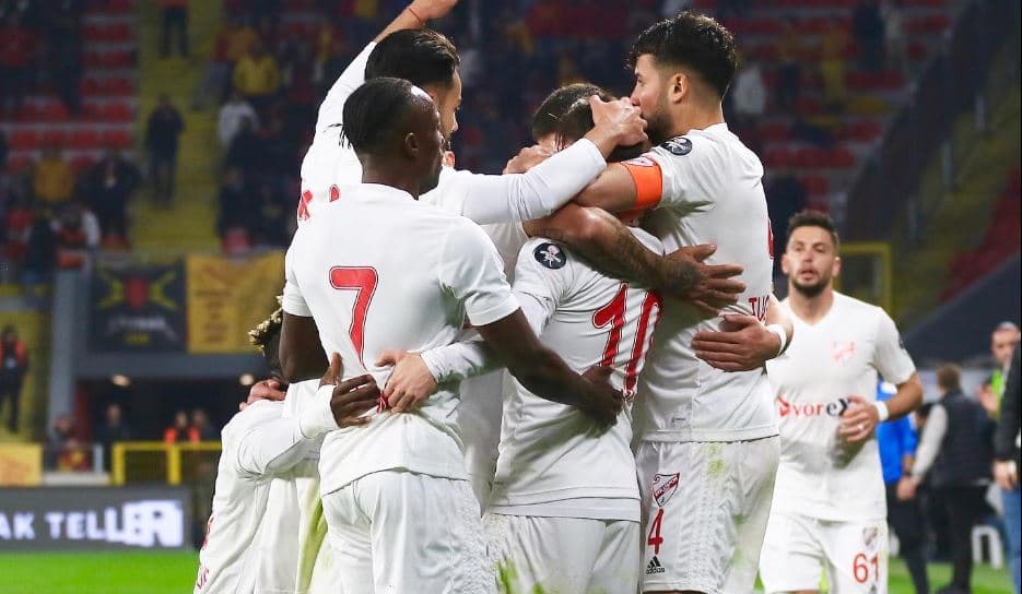 Rikthehet futbolli në Turqi, Dejvi Bregu gjen rrugën e rrjetës