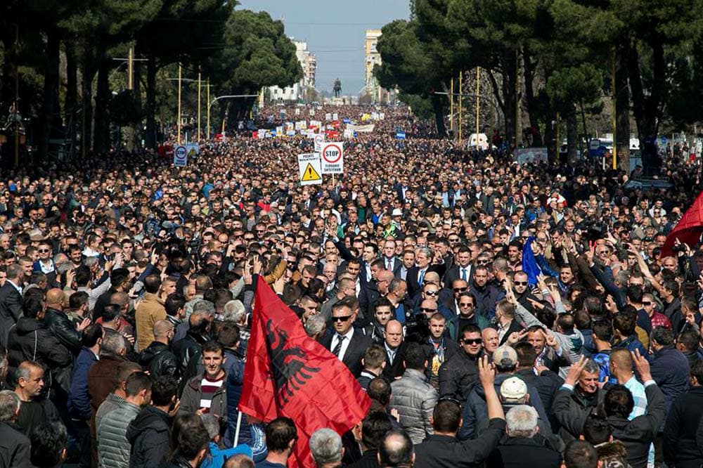 Protesta, ambasada e SHBA mesazh qytetarëve: Shmangni tubimet, mund të ketë dhunë