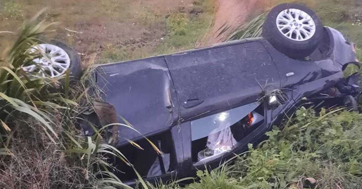Makina del nga rruga në Maliq, plagosen dy vëllezër