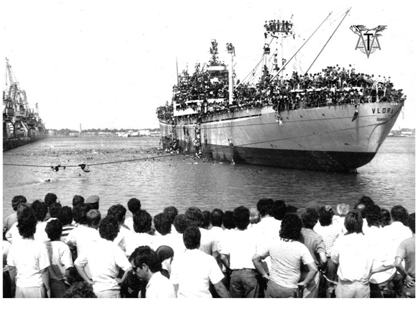 32 vite më parë mbi tre mijë shtetas lanë Shqipërinë dhe hipën në anijen “Tirana” drejt Italisë