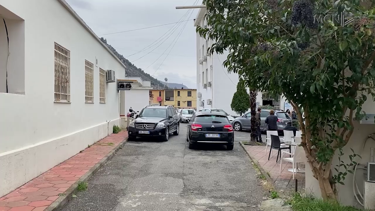 Spitali në Lezhë pa vendparkim (VIDEO)