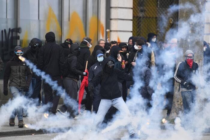 Protestat/ Francezët mbushin sheshet kundër rritjes së moshës së pensionit