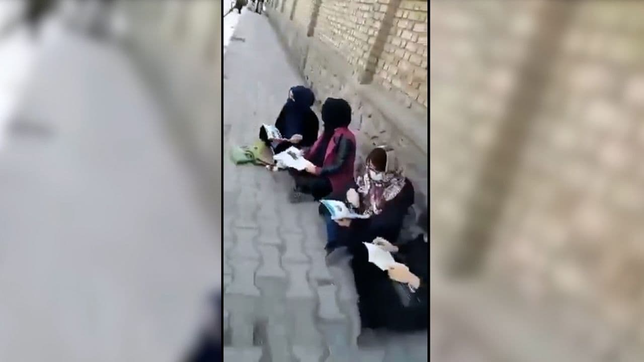Studentët meshkuj kthehen në klasë, gratë afgane protestë jashtë Universitetit të Kabulit