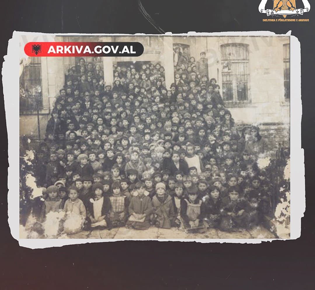  7 marsi/ Arkivat publikojnë foton e shkollës femërore të Korçës
