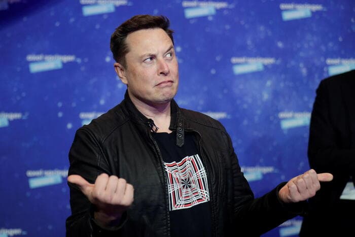 Musk tallet me punonjësin me aftësi të kufizuara, më pas kërkon falje