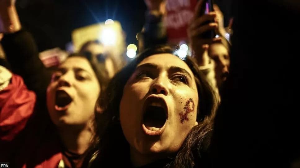 Gratë e Stambollit kundërshtojnë ndalimin e protestave