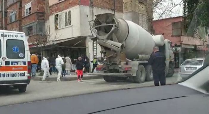 Betonierja përplas biçikletën në Durrës, humb jetën një person