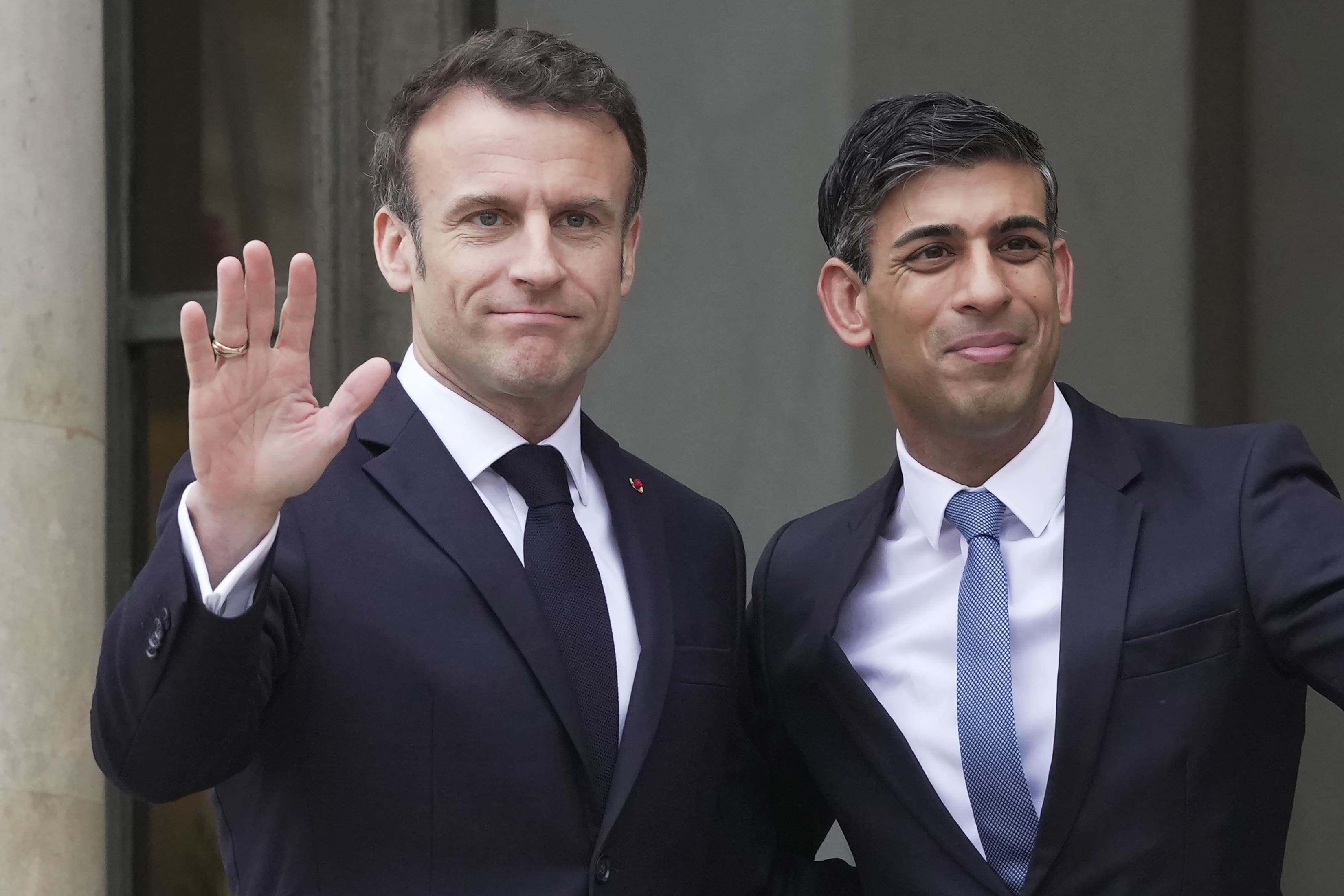  Samiti/ Britania do t’i japë Francës 500 milionë paund për të frenuar kalimet me gomone në La Mansh