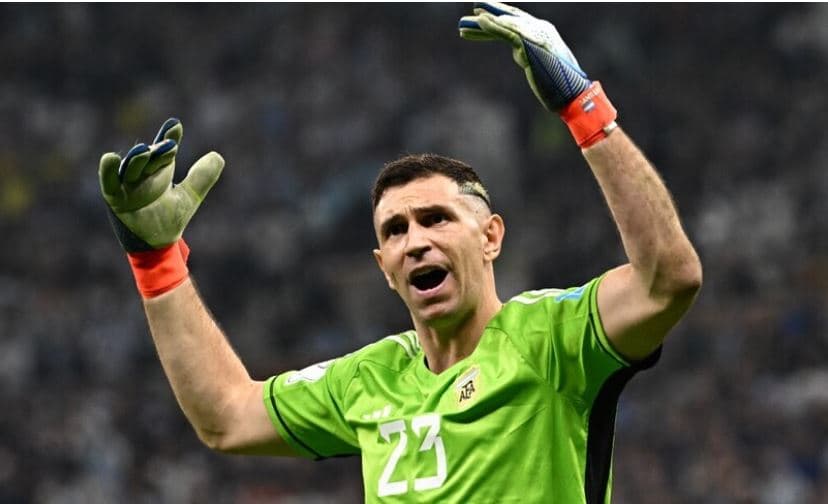 Dorezat e veshura nga Emiliano Martinez në finale dalin në ankand