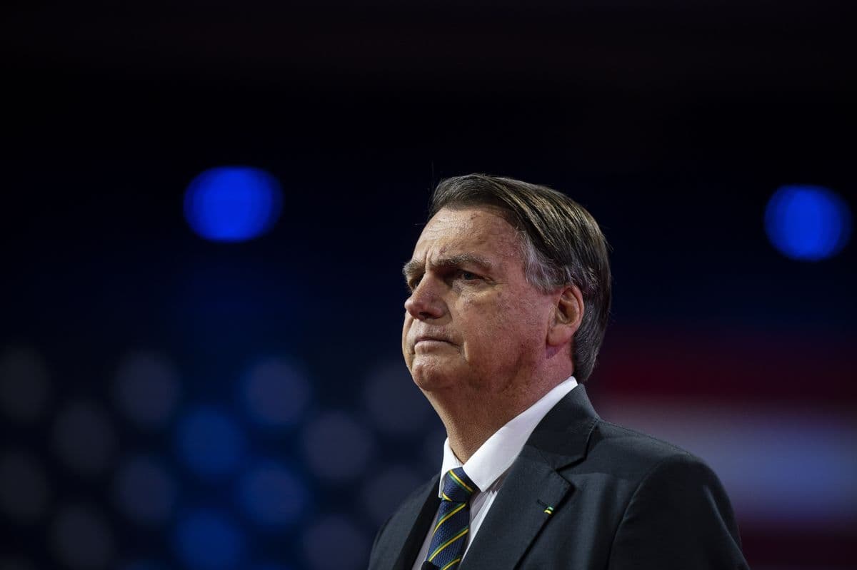 Bolsonaro rrezikon arrestimin nëse nuk kthehet në Brazil deri në prill