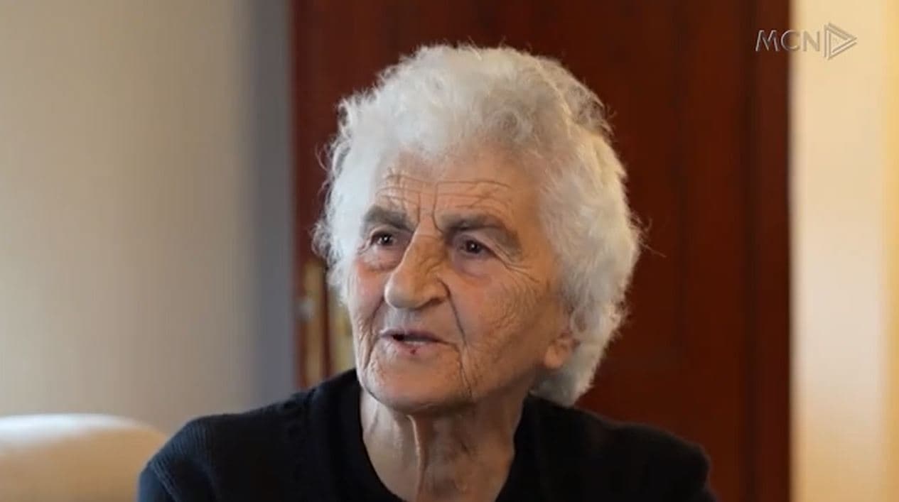 83-vjeçarja qëndis ende kostume popullore/ Artizania nga Dropulli rrëfen vështirësitë e zanatit (VIDEO)