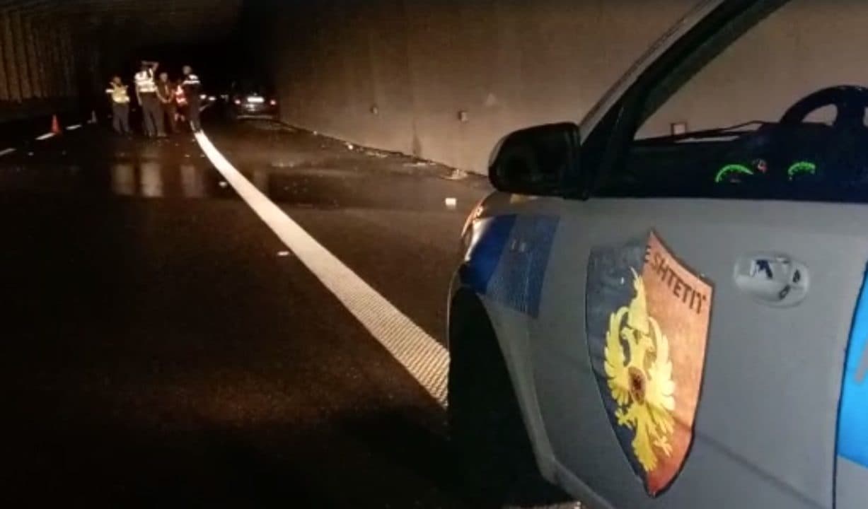 Kamionçina përplas këmbësorin në Berat