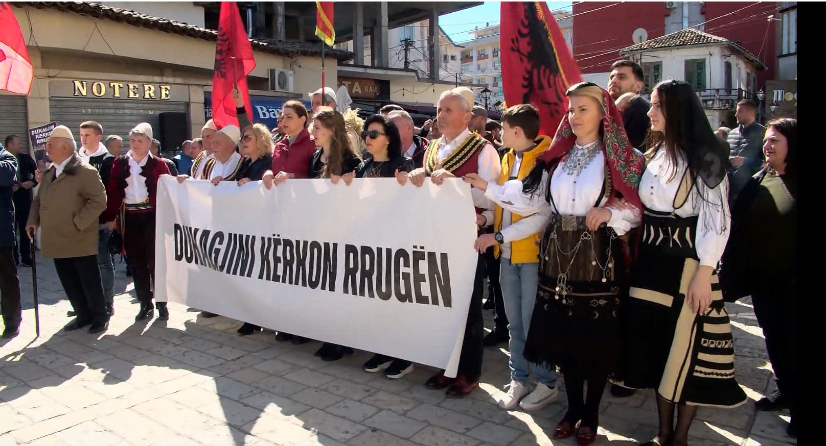 Banorët e Dukagjinit në protestë, kërkojnë rikonstruksionin e 'rrugës së vdekjes'